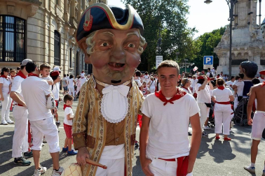Los Gigantes y los Cabezudos hicieron las delicias de los menores, y no tan menores, en el inicio de los Sanfermines 2019.