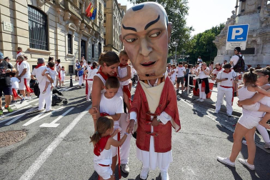 Los Gigantes y los Cabezudos hicieron las delicias de los menores, y no tan menores, en el inicio de los Sanfermines 2019.