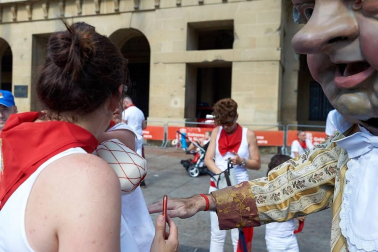 Los Gigantes y los Cabezudos hicieron las delicias de los menores, y no tan menores, en el inicio de los Sanfermines 2019.