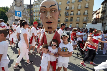 Los Gigantes y los Cabezudos hicieron las delicias de los menores, y no tan menores, en el inicio de los Sanfermines 2019.