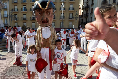 Los Gigantes y los Cabezudos hicieron las delicias de los menores, y no tan menores, en el inicio de los Sanfermines 2019.