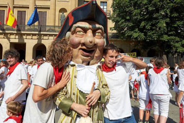 Los Gigantes y los Cabezudos hicieron las delicias de los menores, y no tan menores, en el inicio de los Sanfermines 2019.