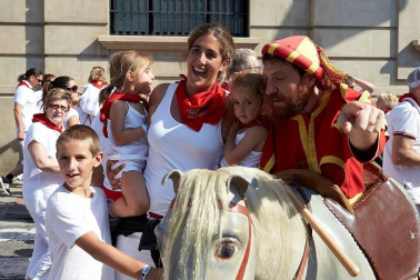 Los Gigantes y los Cabezudos hicieron las delicias de los menores, y no tan menores, en el inicio de los Sanfermines 2019.