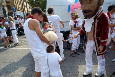 Los Gigantes y los Cabezudos hicieron las delicias de los menores, y no tan menores, en el inicio de los Sanfermines 2019.