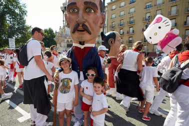 Los Gigantes y los Cabezudos hicieron las delicias de los menores, y no tan menores, en el inicio de los Sanfermines 2019.