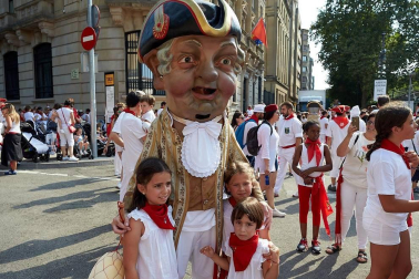 Los Gigantes y los Cabezudos hicieron las delicias de los menores, y no tan menores, en el inicio de los Sanfermines 2019.