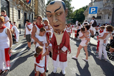 Los Gigantes y los Cabezudos hicieron las delicias de los menores, y no tan menores, en el inicio de los Sanfermines 2019.