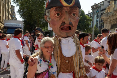 Los Gigantes y los Cabezudos hicieron las delicias de los menores, y no tan menores, en el inicio de los Sanfermines 2019.