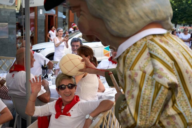 Los Gigantes y los Cabezudos hicieron las delicias de los menores, y no tan menores, en el inicio de los Sanfermines 2019.