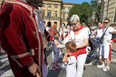 Los Gigantes y los Cabezudos hicieron las delicias de los menores, y no tan menores, en el inicio de los Sanfermines 2019.