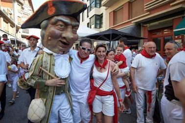Los Gigantes y los Cabezudos hicieron las delicias de los menores, y no tan menores, en el inicio de los Sanfermines 2019.