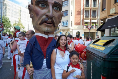 Los Gigantes y los Cabezudos hicieron las delicias de los menores, y no tan menores, en el inicio de los Sanfermines 2019.