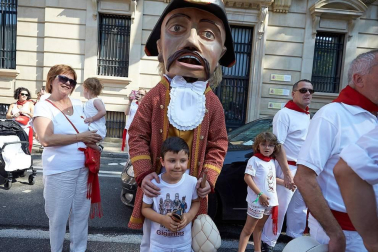 Los Gigantes y los Cabezudos hicieron las delicias de los menores, y no tan menores, en el inicio de los Sanfermines 2019.