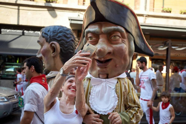 Los Gigantes y los Cabezudos hicieron las delicias de los menores, y no tan menores, en el inicio de los Sanfermines 2019.