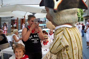 Los Gigantes y los Cabezudos hicieron las delicias de los menores, y no tan menores, en el inicio de los Sanfermines 2019.