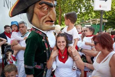 Los Gigantes y los Cabezudos hicieron las delicias de los menores, y no tan menores, en el inicio de los Sanfermines 2019.