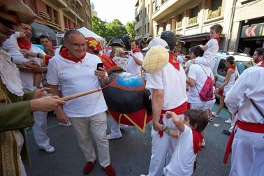 Los Gigantes y los Cabezudos hicieron las delicias de los menores, y no tan menores, en el inicio de los Sanfermines 2019.