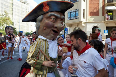 Los Gigantes y los Cabezudos hicieron las delicias de los menores, y no tan menores, en el inicio de los Sanfermines 2019.