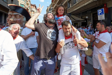 Los Gigantes y los Cabezudos hicieron las delicias de los menores, y no tan menores, en el inicio de los Sanfermines 2019.