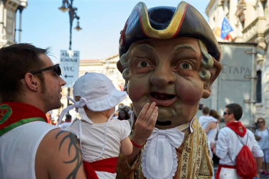 Los Gigantes y los Cabezudos hicieron las delicias de los menores, y no tan menores, en el inicio de los Sanfermines 2019.