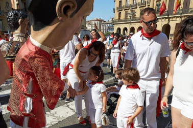 Los Gigantes y los Cabezudos hicieron las delicias de los menores, y no tan menores, en el inicio de los Sanfermines 2019.
