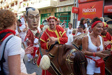 Los Gigantes y los Cabezudos hicieron las delicias de los menores, y no tan menores, en el inicio de los Sanfermines 2019.