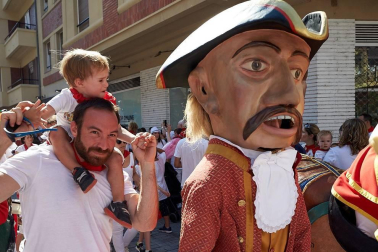 Los Gigantes y los Cabezudos hicieron las delicias de los menores, y no tan menores, en el inicio de los Sanfermines 2019.
