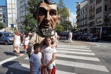 Los Gigantes y los Cabezudos hicieron las delicias de los menores, y no tan menores, en el inicio de los Sanfermines 2019.