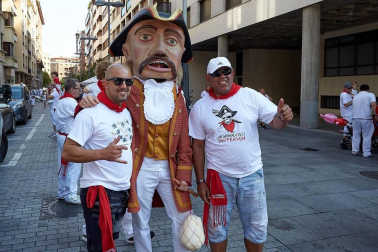 Los Gigantes y los Cabezudos hicieron las delicias de los menores, y no tan menores, en el inicio de los Sanfermines 2019.