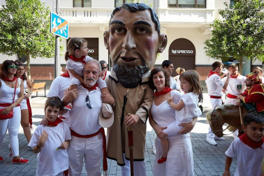 Los Gigantes y los Cabezudos hicieron las delicias de los menores, y no tan menores, en el inicio de los Sanfermines 2019.