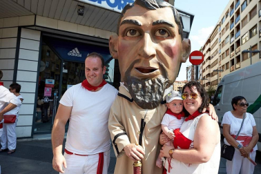 Los Gigantes y los Cabezudos hicieron las delicias de los menores, y no tan menores, en el inicio de los Sanfermines 2019.