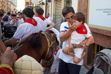 Los Gigantes y los Cabezudos hicieron las delicias de los menores, y no tan menores, en el inicio de los Sanfermines 2019.