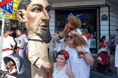 Los Gigantes y los Cabezudos hicieron las delicias de los menores, y no tan menores, en el inicio de los Sanfermines 2019.