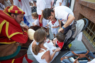Los Gigantes y los Cabezudos hicieron las delicias de los menores, y no tan menores, en el inicio de los Sanfermines 2019.