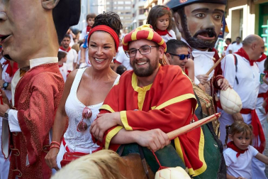 Los Gigantes y los Cabezudos hicieron las delicias de los menores, y no tan menores, en el inicio de los Sanfermines 2019.
