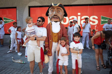 Los Gigantes y los Cabezudos hicieron las delicias de los menores, y no tan menores, en el inicio de los Sanfermines 2019.