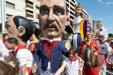 Los Gigantes y los Cabezudos hicieron las delicias de los menores, y no tan menores, en el inicio de los Sanfermines 2019.