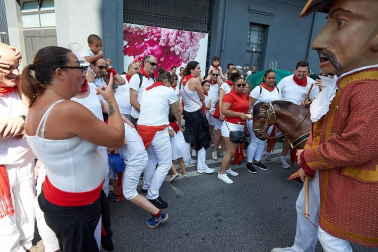 Los Gigantes y los Cabezudos hicieron las delicias de los menores, y no tan menores, en el inicio de los Sanfermines 2019.