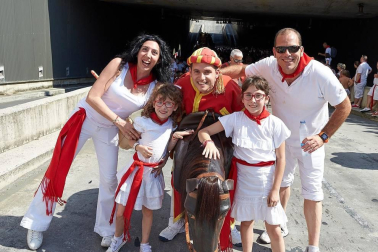 Los Gigantes y los Cabezudos hicieron las delicias de los menores, y no tan menores, en el inicio de los Sanfermines 2019.