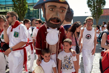 Los Gigantes y los Cabezudos hicieron las delicias de los menores, y no tan menores, en el inicio de los Sanfermines 2019.