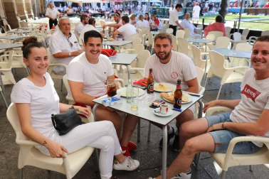 Fotos de los almuerzos del día 6 de julio en Pamplona, antes del Chupinazo.