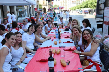 Fotos de los almuerzos del día 6 de julio en Pamplona, antes del Chupinazo.