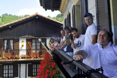 Joseba Lasa fue quien lanzó el cohete debido a sus logros en el deporte y sus grandes valores