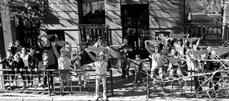 Centenares de navarros ausentes celebraron este sábado el chupinazo en honor a San Fermín y a su tierra