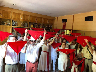 Centenares de navarros ausentes celebraron este sábado el chupinazo en honor a San Fermín y a su tierra