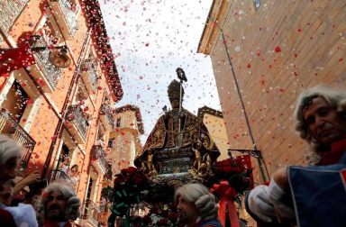 Pamplona volvió a engalanarse en el día grande de las fiestas para rendir homenaje al patrón.