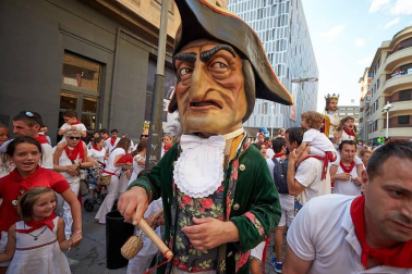 Los Gigantes y los Cabezudos hicieron las delicias de los menores, y no tan menores, en el inicio de los Sanfermines 2019.