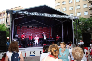 Las verbenas de la Plaza de la Cruz convirtieron cada tarde a este céntrico escenario pamplonés en uno de los puntos de referencia de la fiesta. Las distintas orquestas contratadas y la actuación del mítico grupo 'Los Diablos' el día 12 permitieron que la diversión bailando estuviera asegurada.
