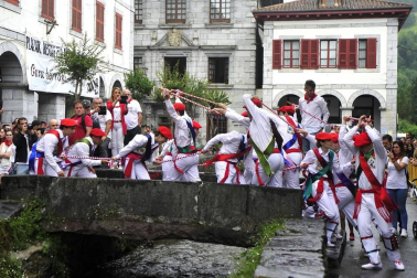 Por primera vez en más de seis siglos, tres  mujeres han formado parte del grupo de ezpatadantzaris que bailaron el Zubigainekoa para festejar San Fermín en Lesaka