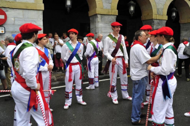 Por primera vez en más de seis siglos, tres  mujeres han formado parte del grupo de ezpatadantzaris que bailaron el Zubigainekoa para festejar San Fermín en Lesaka